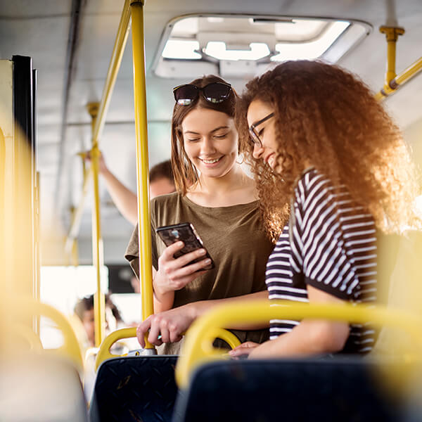 Frauen am Handy im Bus