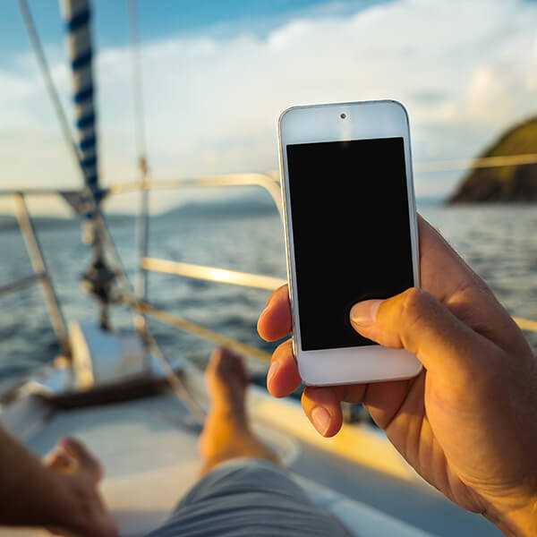 Mann auf Boat mit Smartphone